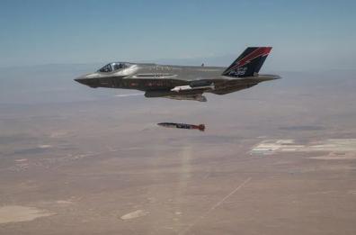 F-35 atomici si addestrano negli Usa: atterreranno nel «nido» dei Matarrese