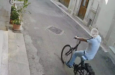 Triggiano, aggredisce e rapina anziano, poi scappa in bici: 37enne incastrato dalle telecamere