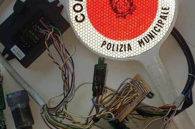 Bari, camionista con tachigrafo «truccato» : sanzioni per 3500 euro e patente ritirata