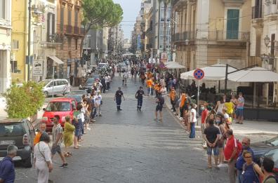 Bari, l'abbraccio dei volontari della rete Welfare. Decaro: «Hanno portato la luce in un momento buio»
