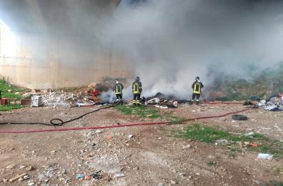 Bari, allarme roghi in discarica: mobilitati anche i droni 