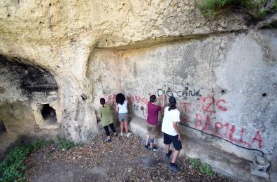 Matera, chiesa rupestre vandalizzata: i giovani con un flash mob la ripuliscono