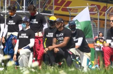 Formula 1, razzismo: Lewis Hamilton e altri piloti si inginocchiano