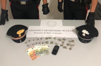 Bari, mette in vendita la droga sul marciapiede: arrestato con marijuana e hashish