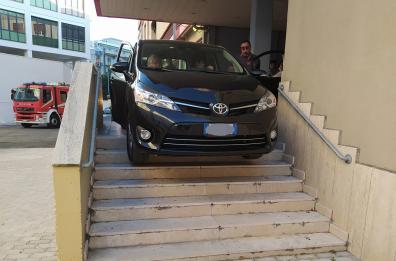 Bari, al Policlinico auto si incastra sulle scala della rampa di un reparto