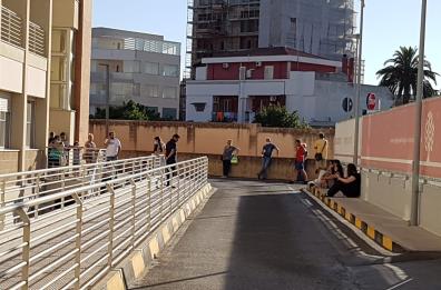 Policlinico Bari, in piedi e sotto il sole, così l'attesa al pronto soccorso