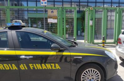 Blitz della Guardia di Finanza a Foggia: sequestrate cocaina, armi e contanti, tre arresti