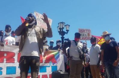 Bari, protesta braccianti agricoli davanti sede della Regione 