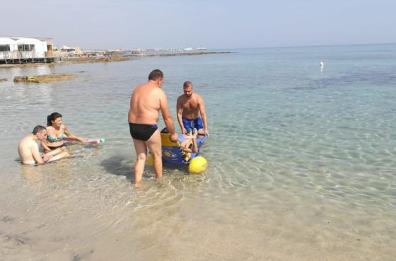Lecce, spiaggia attrezzata per la fisioterapia in mare: al via «Il mare di tutti»