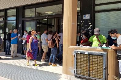 Bari, all’Agenzia delle entrate la tecnologia non basta: «Servizi online, ma la gente si mette in fila dalle 6»
