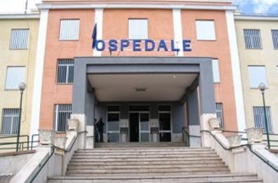 Manfredonia, porta la figlia ferita al pronto soccorso: «Non c’è l’ortopedico, vada a S.Giovanni» 