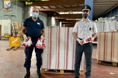 Porto di Bari, imballaggi «Marlboro» contraffatti: sequestri e una denuncia