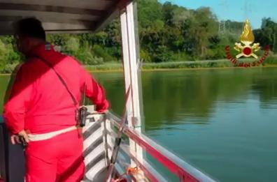 ROMA - Elicottero nel fiume Tevere: recuperati due corpi
