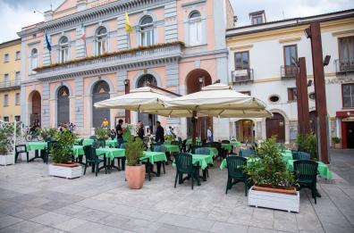 Potenza, tavoli e locali all’aperto. La piazza rivive dopo il Covid