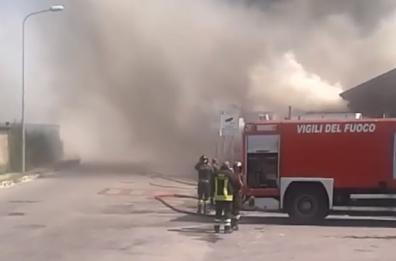 Melito di Napoli, incendio vicino Chiesa S. Maria Madre del Risorto