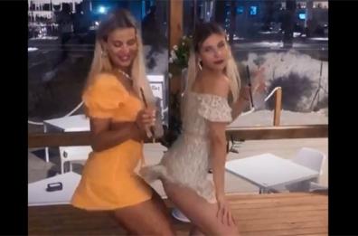 Clizia Incorvaia, sexy ballo scatenato con la sorella Micol