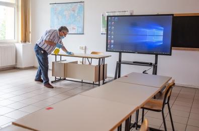 Bari, ripartenza in salita fra banchi monoposto e scuole da riattivare