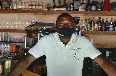 Gioia del Colle, il barista camerunense confessa: «Senza la Gazzetta non so stare»