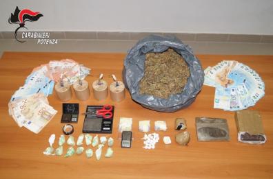 Venosa, carabinieri smantellano piazza di spaccio: 4 arresti. Pusher anche davanti alle scuole