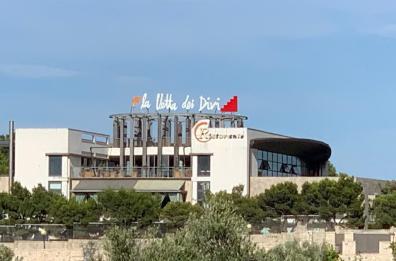 Bisceglie, divampano le fiamme nell’ex Centro Mastrogiacomo