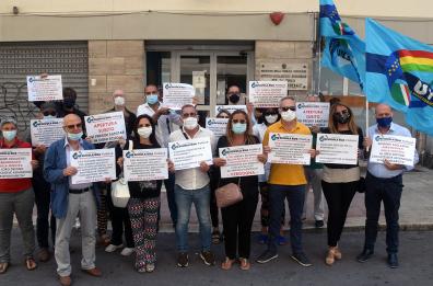Bari, dirigenti scolastici in protesta: «Mancano regole per l'anno nuovo»