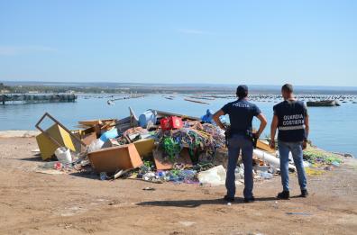 Taranto, area sotto vincolo paesaggistico recintata e piena di rifiuti: sequestrata