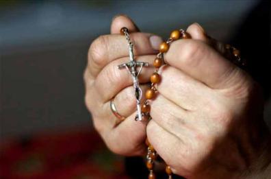 A Lizzano fanno il rosario contro il ddl omotransfobia: la protesta Lgbt
