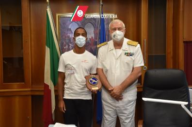 Bari, un premio per Elio, il bagnino di Pane e Pomodoro che ha salvato due fratellini