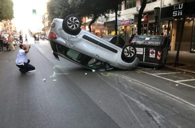 Bari, carambola di auto in pieno centro: un ferito