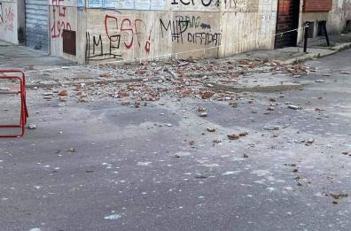 Foggia, cade cornicione da un palazzo: nessun ferito