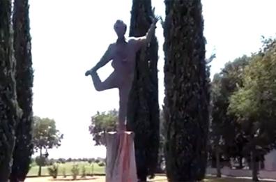 Roberto Benigni, imbrattata statua a Manciano