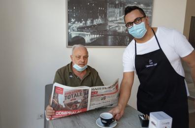 Valenzano, al bar il fascino della «Gazzetta» si sposa con il caffè
