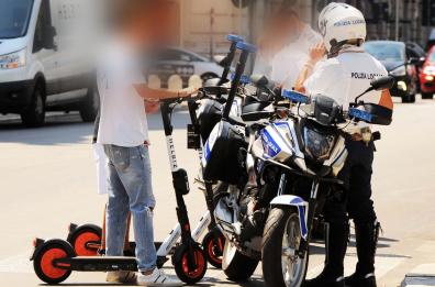 Bari, 300 multe in un mese per gli incivili dei monopattini: in arrivo un «prontuario»