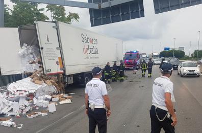 Bari, asfalto viscido per la pioggia e tir va fuori strada: un ferito, traffico in tilt