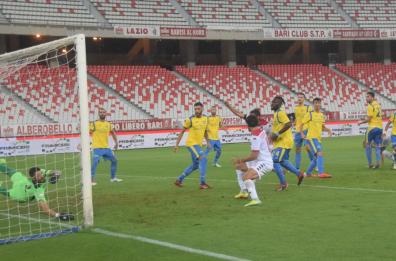 Il Bari vince in casa 2-1 contro la Carrarese dopo i supplementari