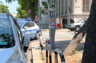 Bari, botti e paura davanti alla sala matrimoni del Comune: identificati sposi e famiglia