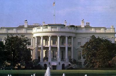 USA - Donald Trump, via ritratti di Clinton e Bush