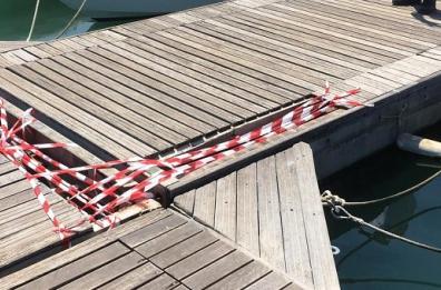 Trani, sulla darsena cede tavola del pontile: ferita una donna