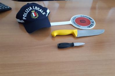 Bari, beccato mentre "sciacqua" le seppie, minaccia gli agenti con coltello: denunciato
