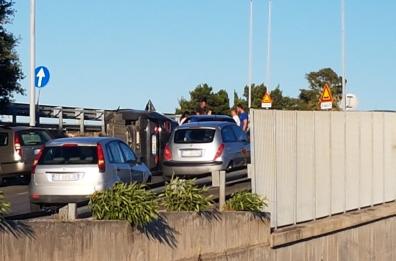 Bari, auto si ribalta sull'innesto di via Napoli: traffico in tilt