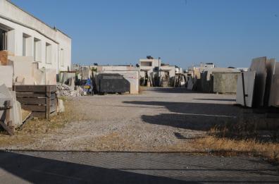 Tiggiano, gli cadono addosso blocchi marmorei: grave 72enne
