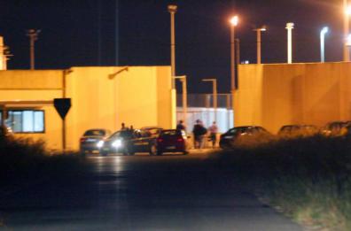 Restinco, 20 migranti tunisini scappano dal Cara dove erano in quarantena Fitto: «La fuga poteva essere evitata»