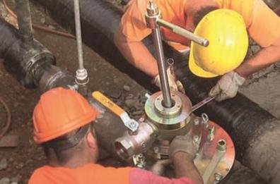 Brindisi, tubo del gas tranciato durante i lavori per la fibra: sul posto i Vigili del Fuoco