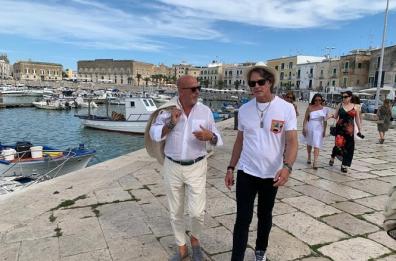 Il bel «Ridge» a spasso per Trani parlando di «style» e di location