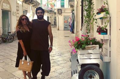 Tutti in Puglia per l'estate: Selvaggia Lucarelli in Valle d'Itria con figlio e compagno