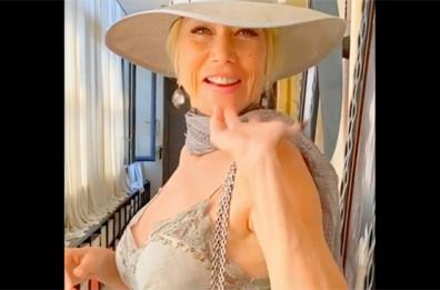 Nancy Brilli bellissima e sexy su Instagram a Ponza