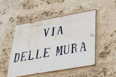 Triggiano, sparatoria in centro: è caccia al pistolero