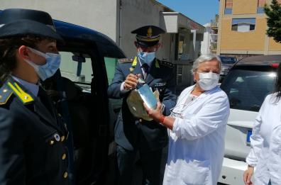 Bari, la Gdf regala 460 litri di alcool al Di Venere per realizzare disinfettante 