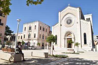 Bari, piazza Redentore da far west tra fuochi, vandali e degrado