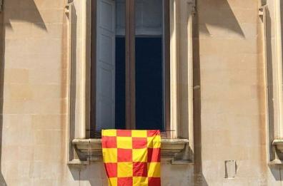 Comune Lecce e Arcivescovo Seccia espongono bandiera giallorossa: «Fatelo tutti»